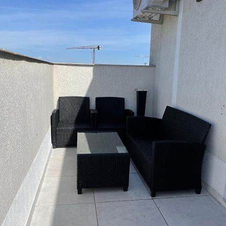 Stunning 2-Room Penthouse With Lakeview W11 Bukarest Kültér fotó