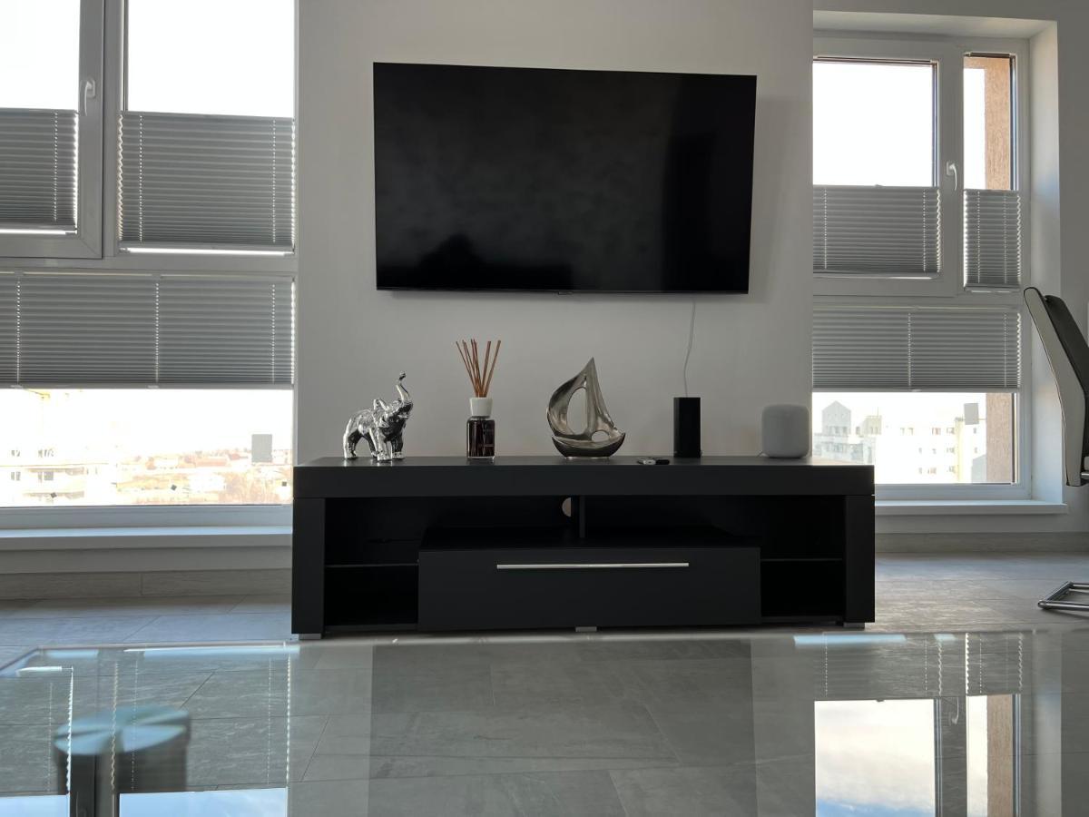 Stunning 2-Room Penthouse With Lakeview W11 Bukarest Kültér fotó