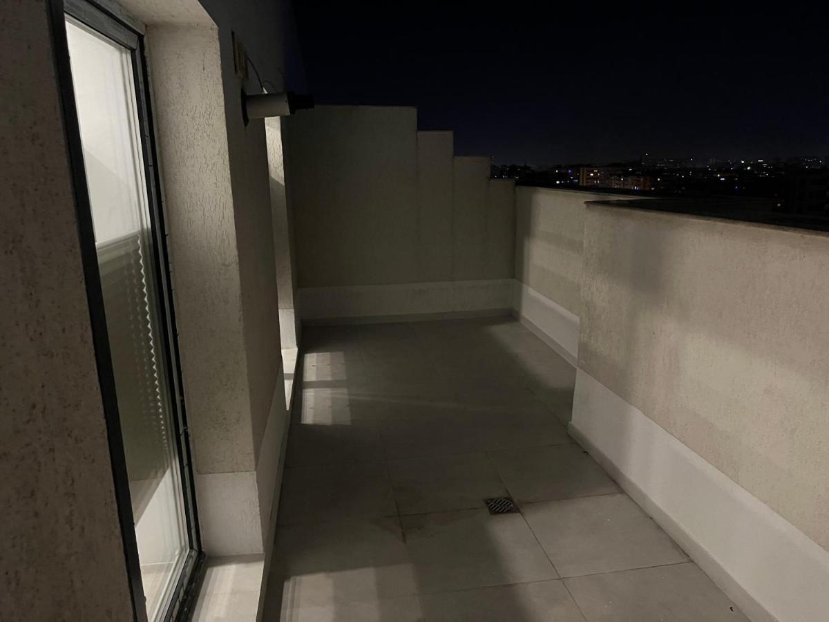 Stunning 2-Room Penthouse With Lakeview W11 Bukarest Kültér fotó