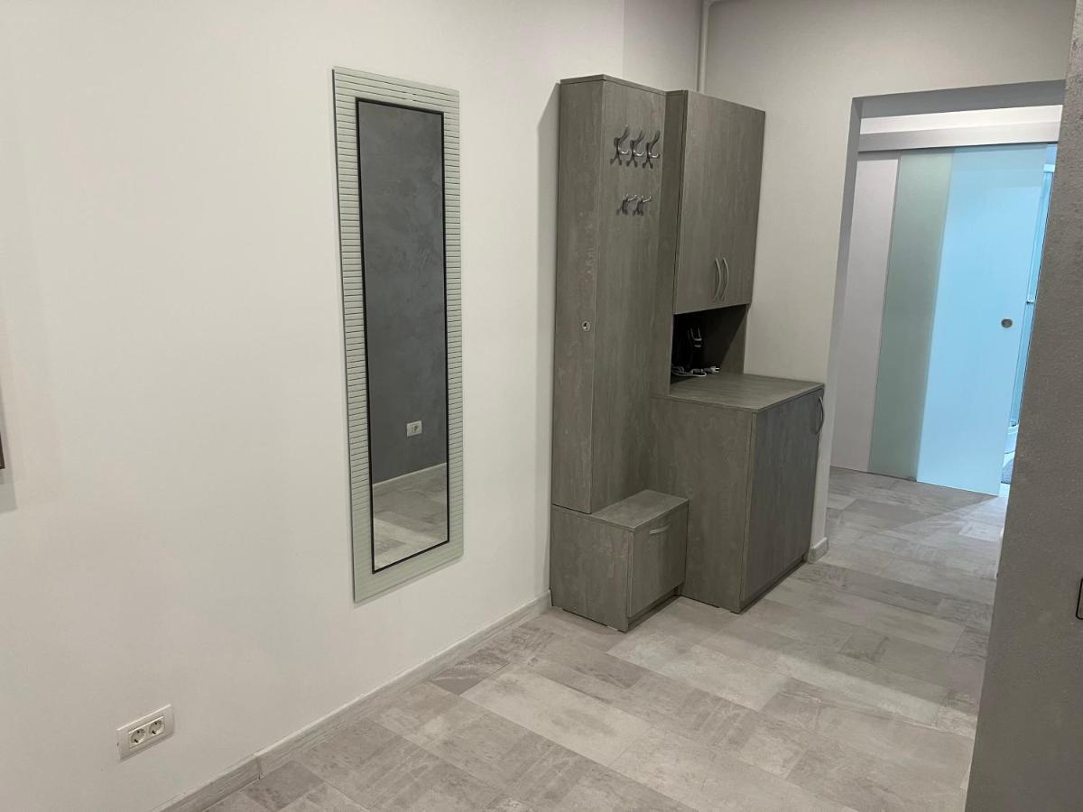 Stunning 2-Room Penthouse With Lakeview W11 Bukarest Kültér fotó
