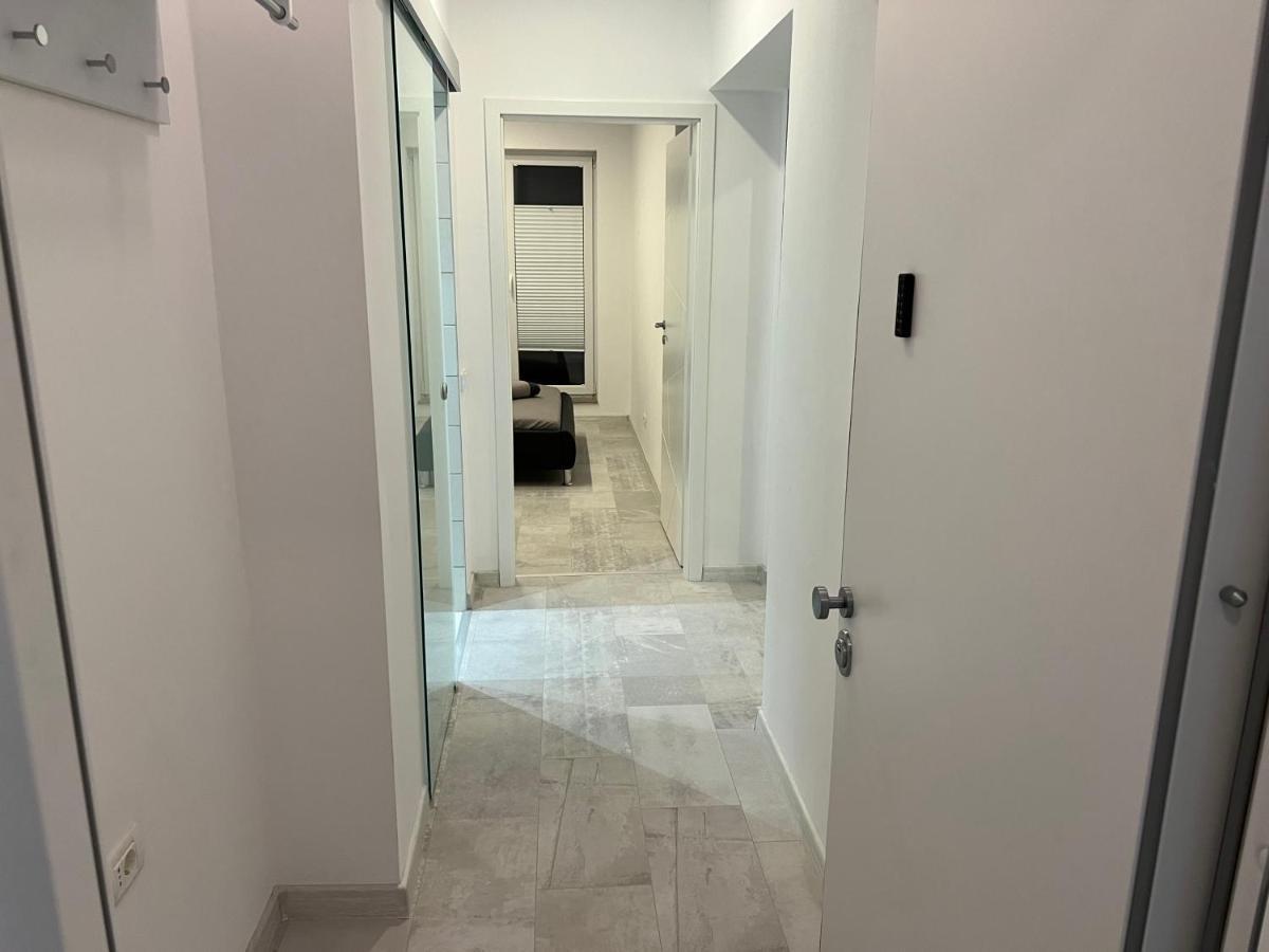 Stunning 2-Room Penthouse With Lakeview W11 Bukarest Kültér fotó
