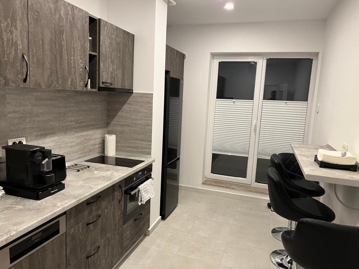 Stunning 2-Room Penthouse With Lakeview W11 Bukarest Kültér fotó