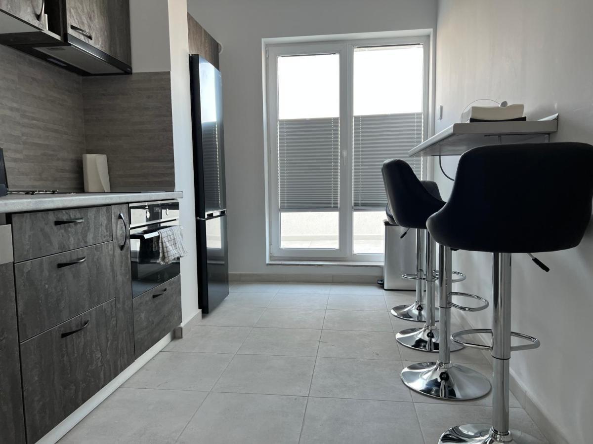 Stunning 2-Room Penthouse With Lakeview W11 Bukarest Kültér fotó