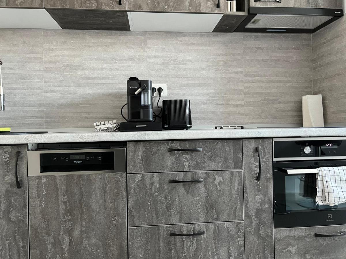 Stunning 2-Room Penthouse With Lakeview W11 Bukarest Kültér fotó